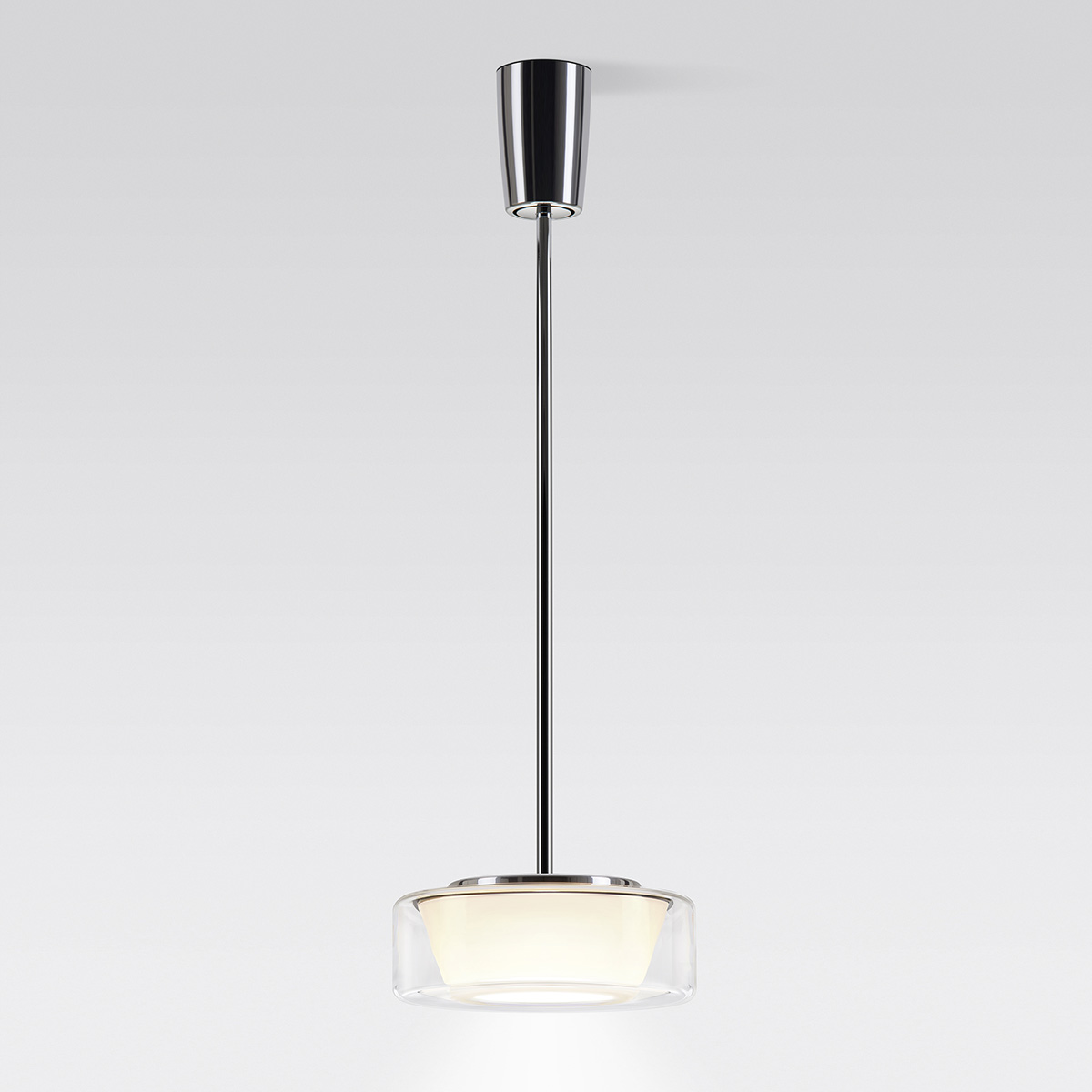 Serien.lighting Curling Suspension Tube M LED Pendelleuchte, 2700 K, Acryl klar, Reflektor: konisch opal (©serien.lighting)