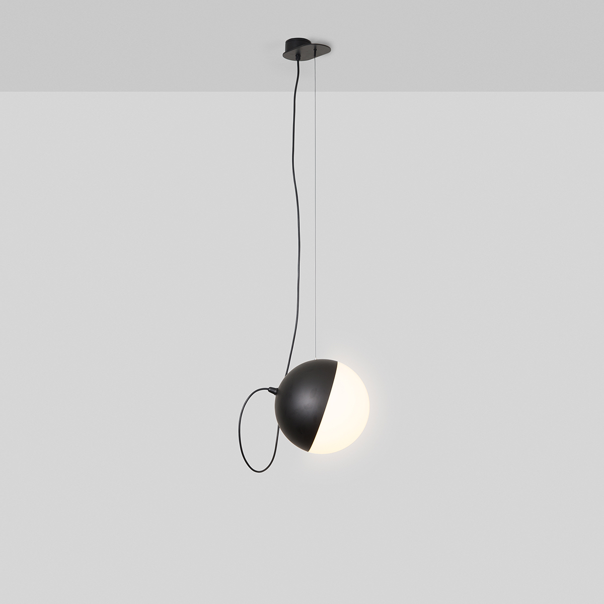 Milan Half Pendelleuchte, 1-flg., Ø 16 cm, schwarz