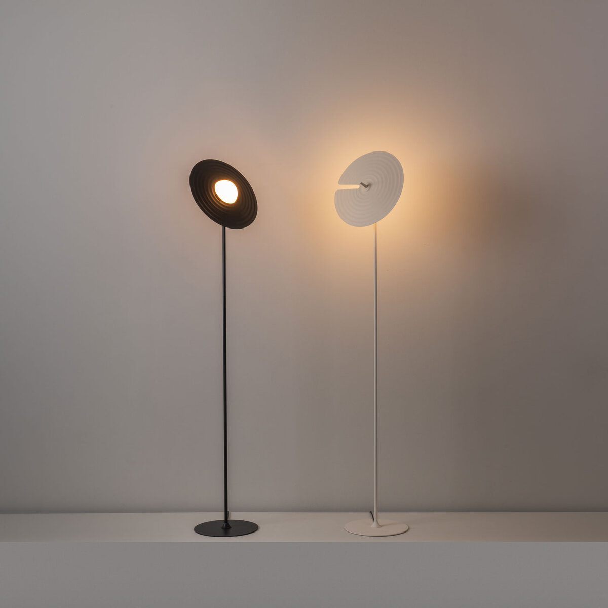Milan Symphony Stehleuchte, Höhe: 130 cm, Ø: 30 cm, anthrazitgrau und nerzfarben