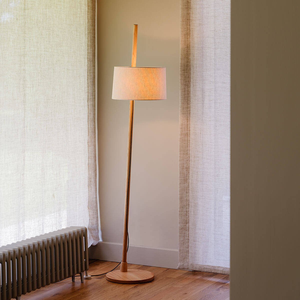 Milan Linood Stehleuchte, geneigt, Schirm: Leinen / Korpus: Eichenholz