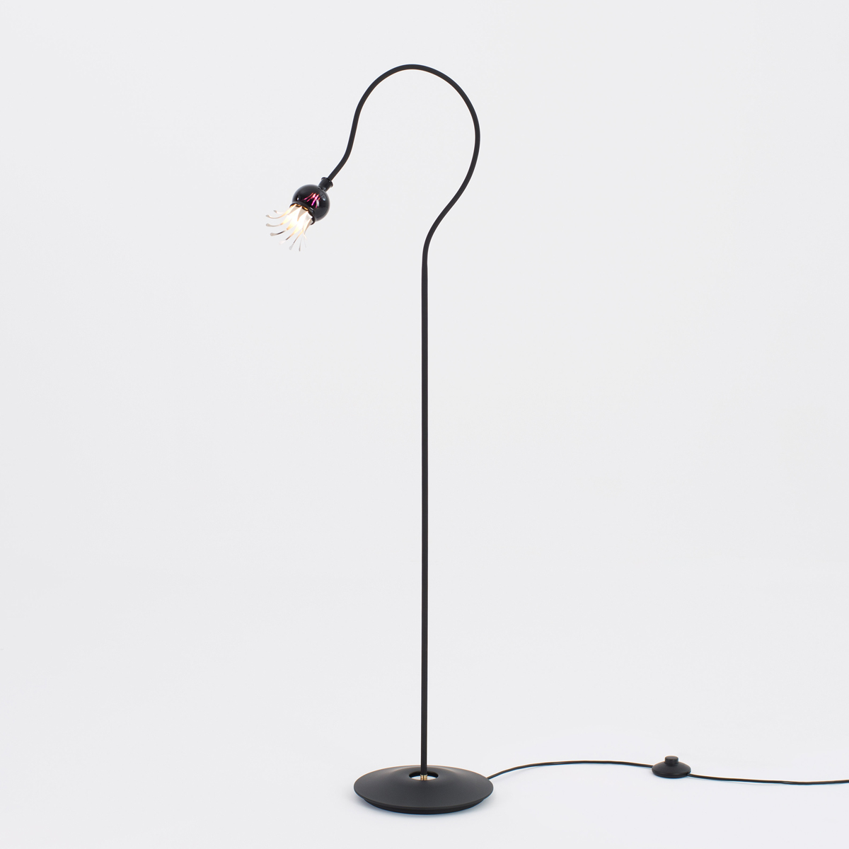 Serien.lighting Poppy Floor 1 Stehleuchte, Schirm: violett, Arm: schwarz