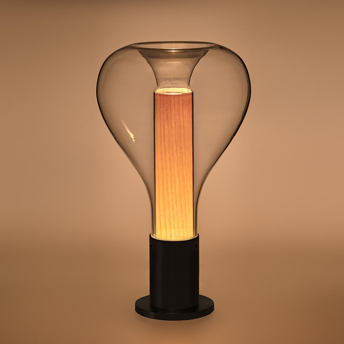 LZF Lamps Eris Tischleuchte, schwarz matt / Buche (eingeschaltet)