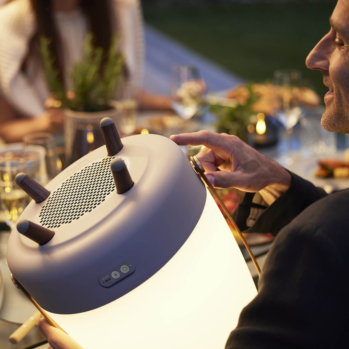 Kooduu Lite-up Play 2.0 LED Akkuleuchte & Bluetooth Lautsprecher, Earth (braun)
