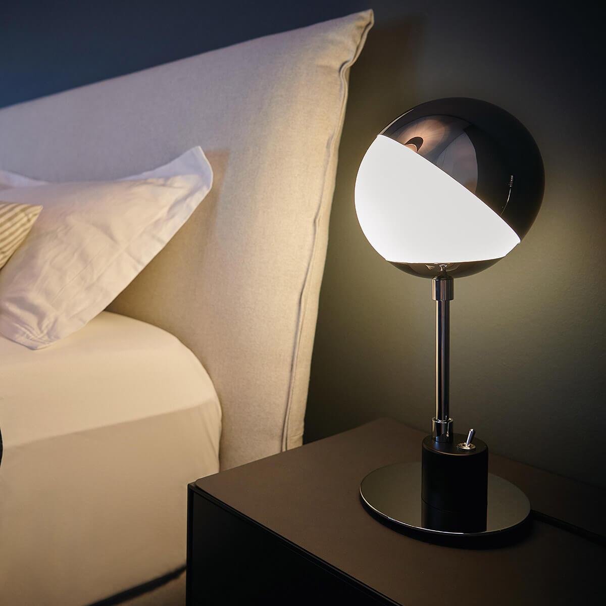 Tecnolumen SF 28 Tischleuchte, Chrom, Fuß: schwarz lackiert