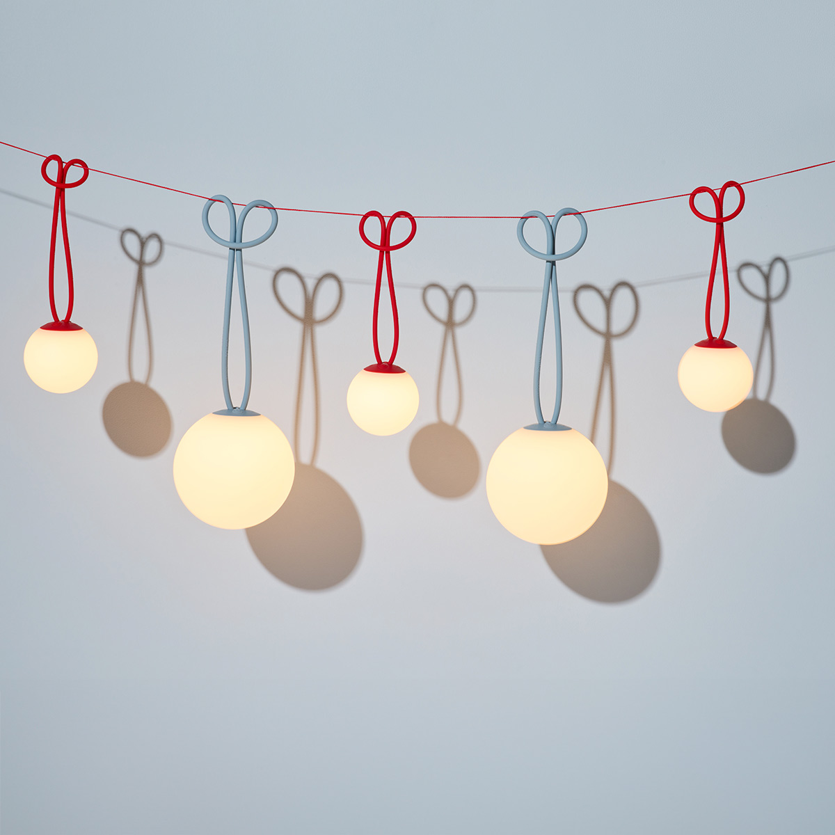 Fatboy Bolleke Mini LED Akku-Pendelleuchte, 3er-Set, rot, und Bolleke LED Akku-Pendelleuchte, Wave blue (hellblau)