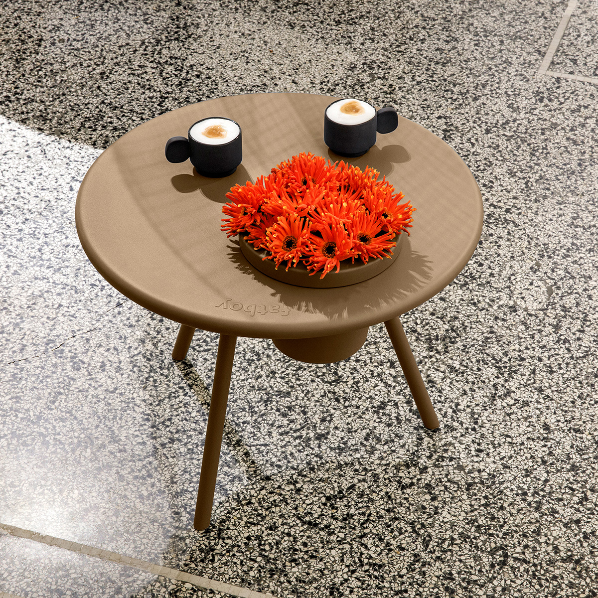 Bakkes Beistelltisch mit Blumentopf