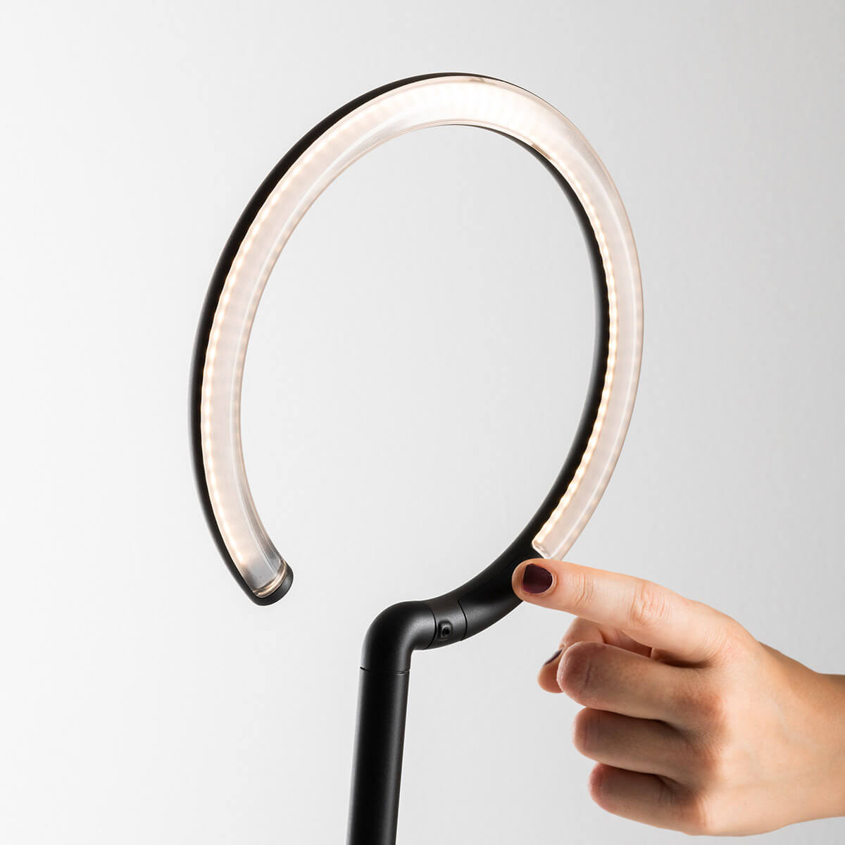 Artemide Vine Light LED Tavolo, schwarz mit Touchdimmer am Leuchtenkopf