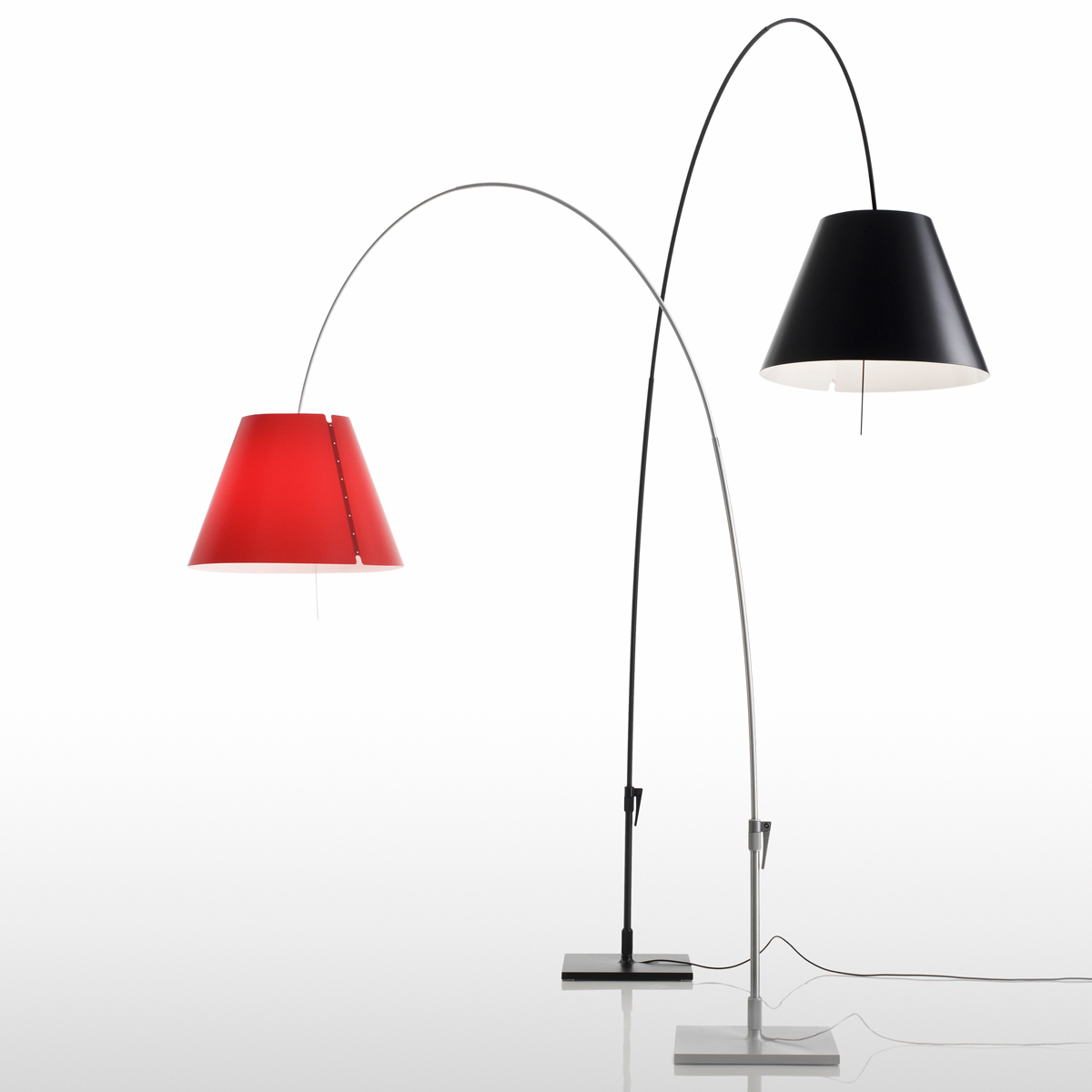 Luceplan Lady Costanza Terra mit Dimmer, schwarz, Schirm: schwarz, und Lady Costanza Terra mit Dimmer, Aluminium, Schirm: rot
