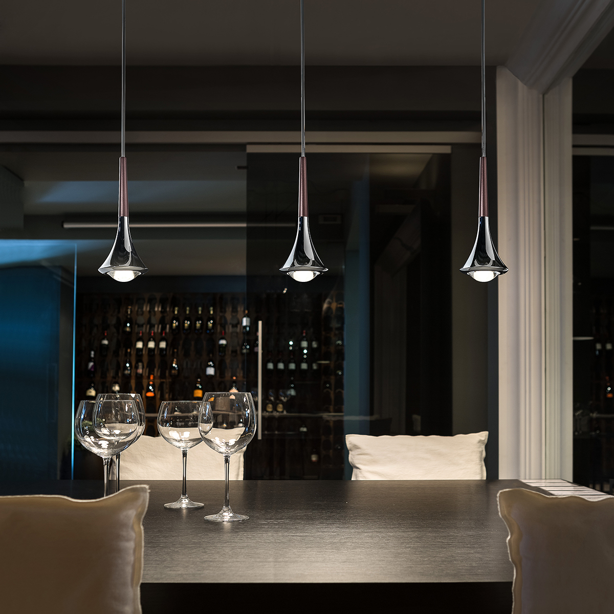 Lodes Rain LED Pendelleuchte 1-flg., das Ambientebild zeigt drei Pendel in Chrom - Roségold