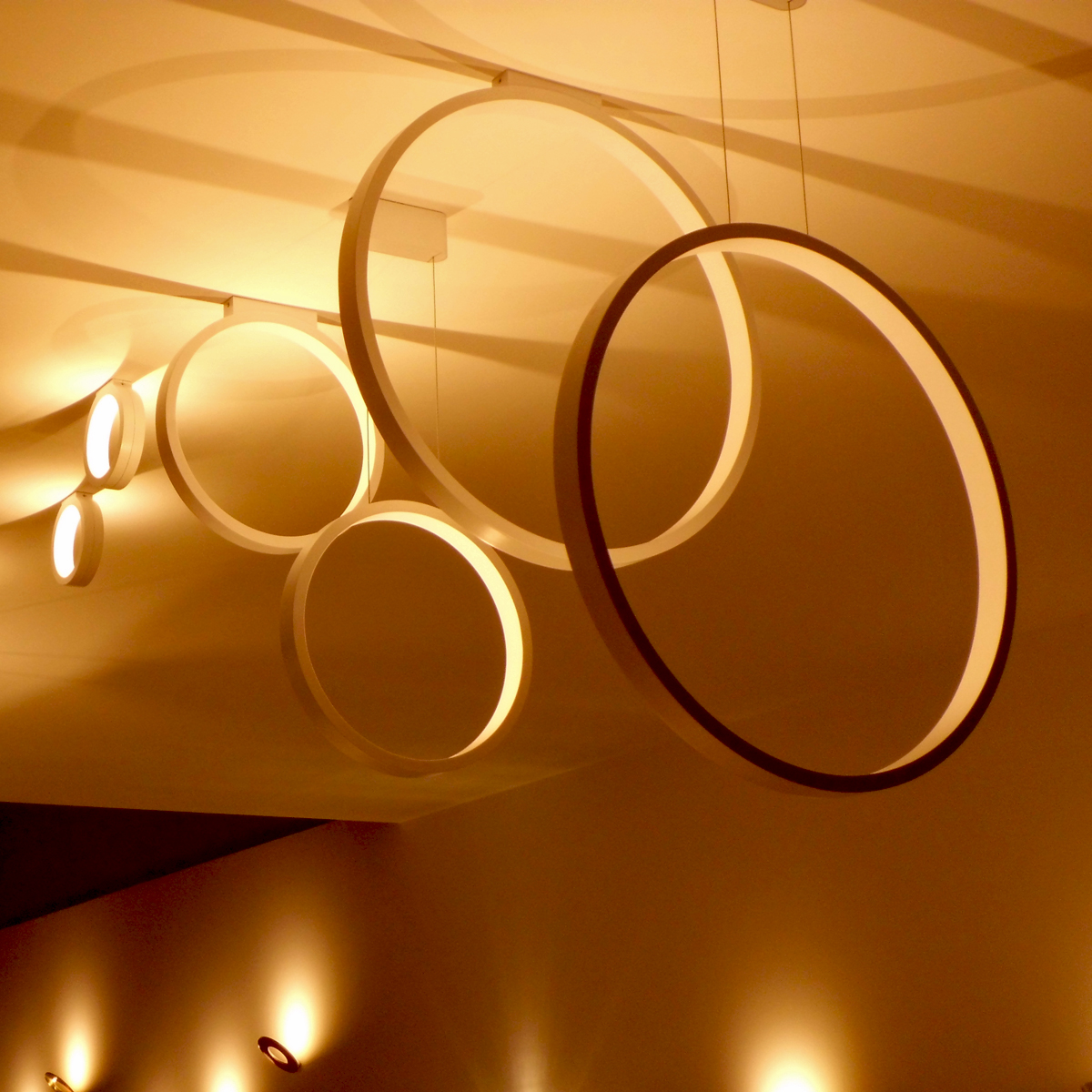 Cini & Nils Assolo43 Soffitto, weiß, und Cini & Nils Assolo70 Soffitto, weiß (Euroluce 2015, Mailand)