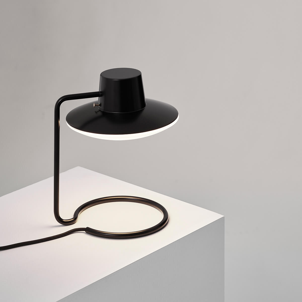 Louis Poulsen AJ Oxford Mini Tischleuchte, Metall schwarz / Opalglas