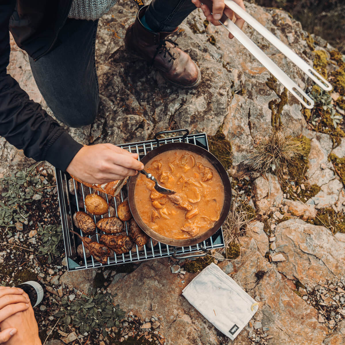 Höfats Crate Grillrost, Stahl verchromt, mit dem Crate Feuerkorb, Grill & Hocker, Corten-Stahl (separat erhältlich)