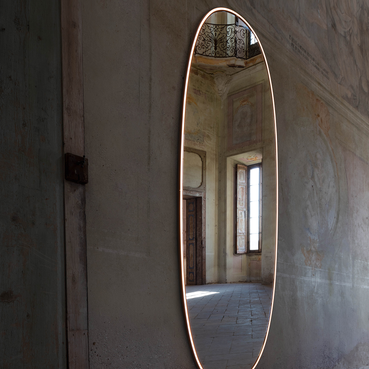 Flos La Plus Belle LED Licht- / Wandspiegel (©Santi Caleca)