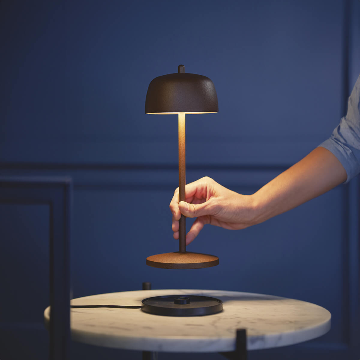 Zafferano AiLati Circe Pro LED Akkuleuchte, Corten, Einzel-Kontaktladestation (inbegriffen)