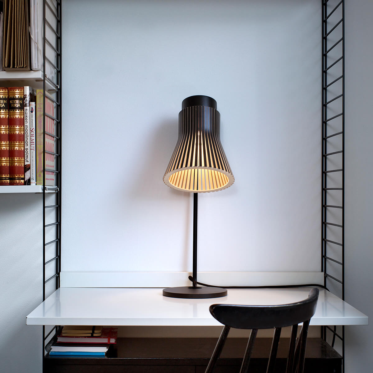 Secto Design Petite 4620 Tischleuchte, schwarz, Schirm: schwarz laminiert