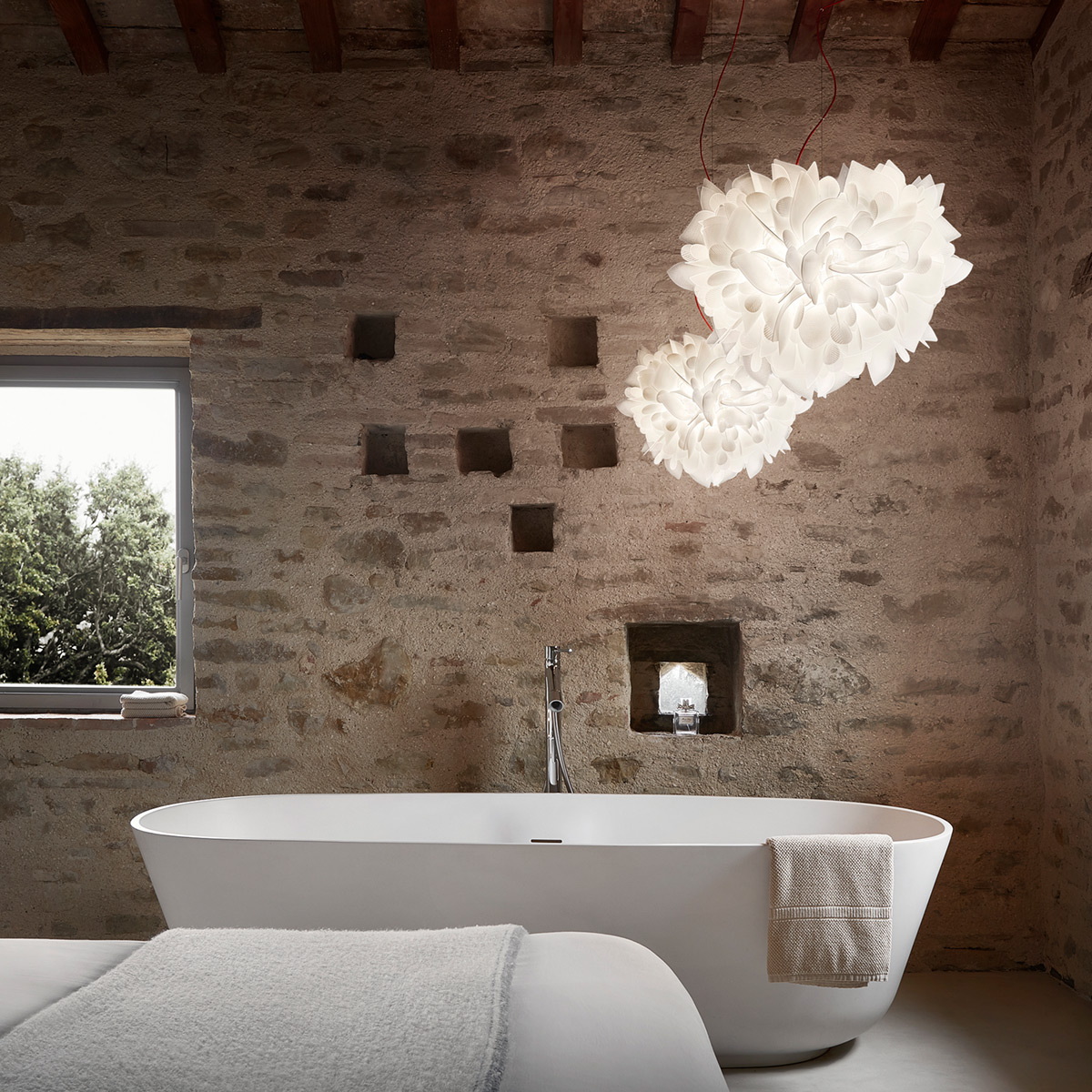 Slamp Veli Foliage Suspension, Textilkabel: rot, weiß gemustert, und Veli Foliage Suspension Large, Textilkabel: rot, weiß gemustert