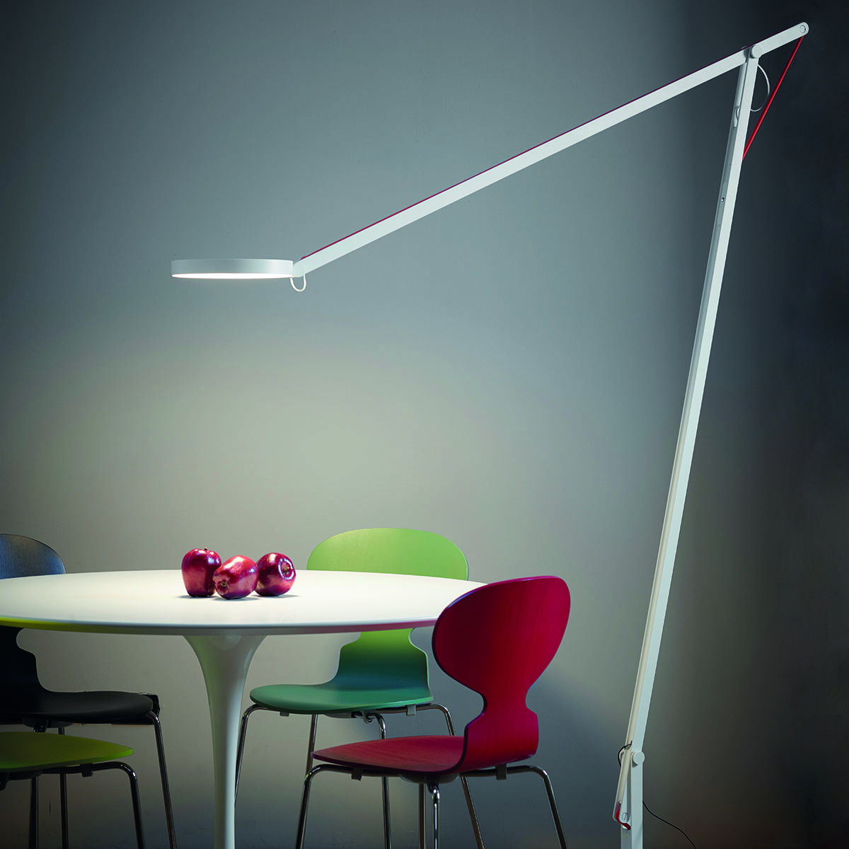Rotaliana String XL LED Stehleuchte, weiß matt mit Verstellband in orange