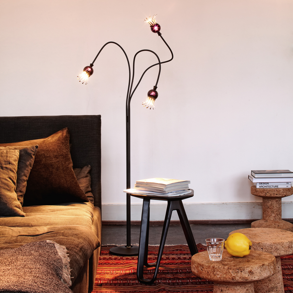 Serien.lighting Poppy Floor 3 Stehleuchte, Schirme: violett, Arme: schwarz